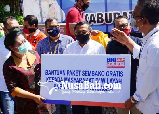 Nusabali.com - bupati-karangasem-terima-bantuan-sembako-dan-apd-dari-perbankan