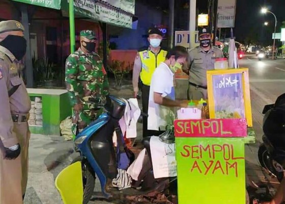 Nusabali.com - satpol-pp-sidak-pedagang-bermotor-tanpa-masker