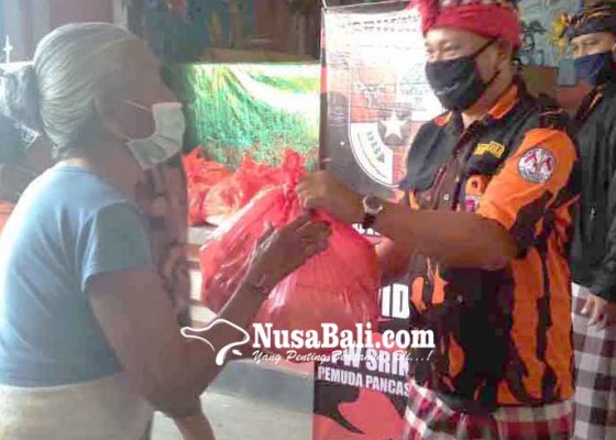 Nusabali.com - pp-bantu-lansia-sembako-di-karangasem