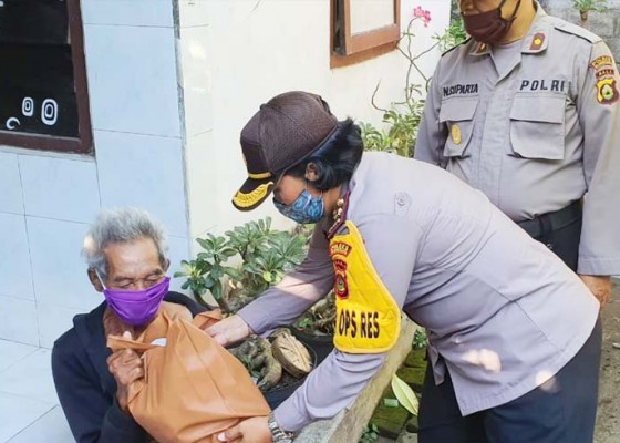 Nusabali.com - polwan-polres-klungkung-bagikan-sembako-dan-masker