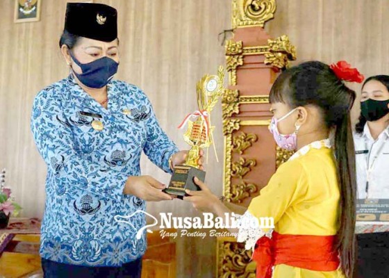 Nusabali.com - bupati-serahkan-hadiah-pemenang-lomba-hardiknas