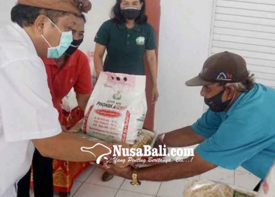 Nusabali.com - rai-mantra-serahkan-bantuan-pupuk-npk-dan-benih-padi-kepada-petani-denpasar