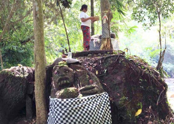 Nusabali.com - air-dari-tirtha-nadi-dipercaya-berkhasiat-untuk-obati-penyakit-kulit