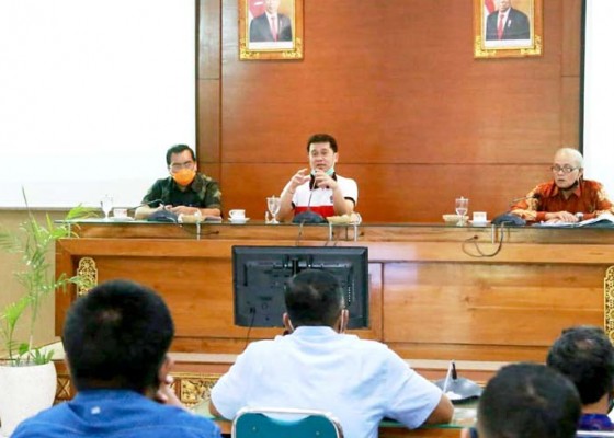 Nusabali.com - bupati-suwirta-gelar-rapat-final-rpkp-nusa-penida