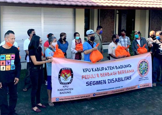 Nusabali.com - kpu-badung-dan-gianyar-bagi-sembako-ke-kaum-disabilitas