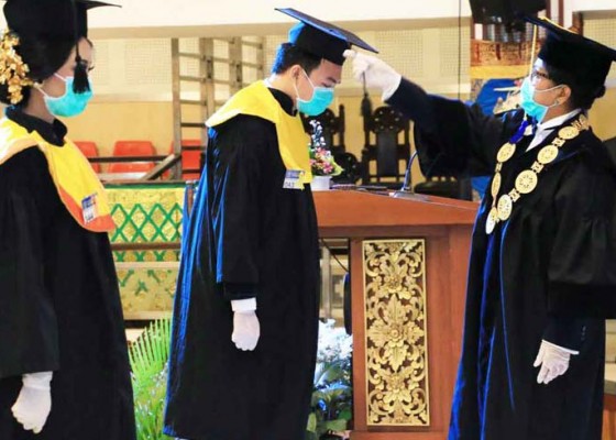 Nusabali.com - wisuda-online-unud-lepas-670-wisudawan