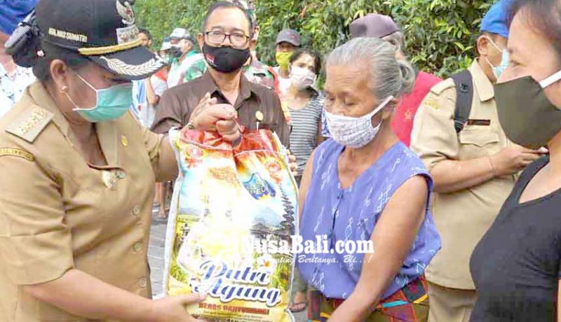 www.nusabali.com-bupati-mas-sumatri-bagikan-175-sembako-csr