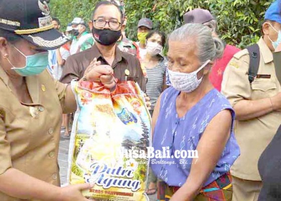 Nusabali.com - bupati-mas-sumatri-bagikan-175-sembako-csr