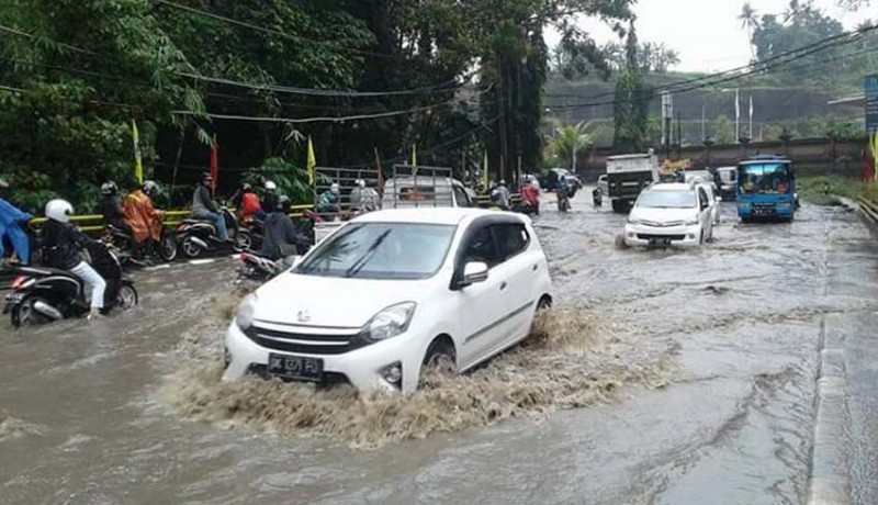 www.nusabali.com-motor-dan-mobil-terperangkap-banjir-di-jembatan-yeh-nu