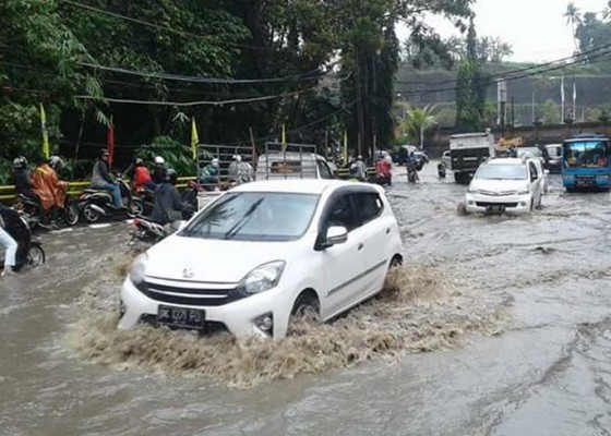 Nusabali.com - motor-dan-mobil-terperangkap-banjir-di-jembatan-yeh-nu