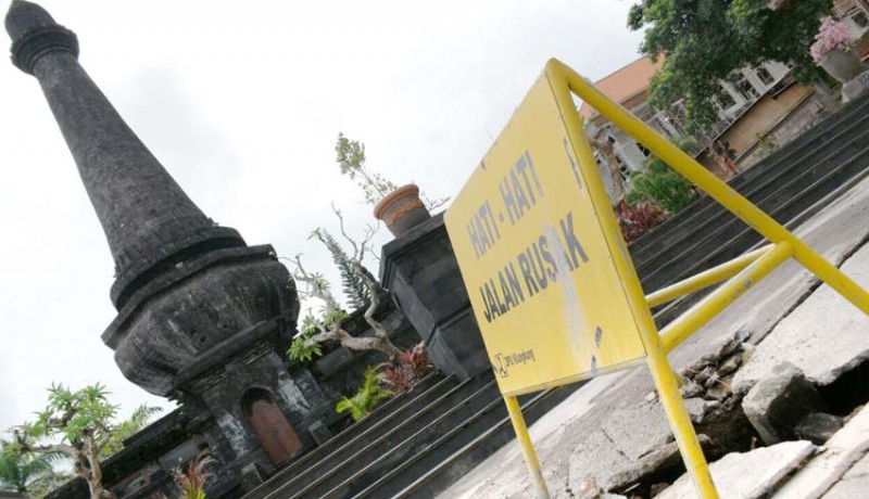 www.nusabali.com-hujan-lebat-trotoar-monumen-puputan-ambrol