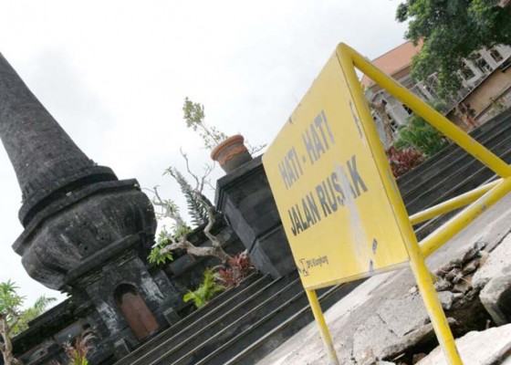 Nusabali.com - hujan-lebat-trotoar-monumen-puputan-ambrol