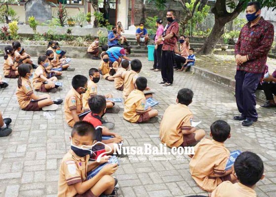 Nusabali.com - ambil-raport-siswa-sd-di-karangasem-wajib-masker