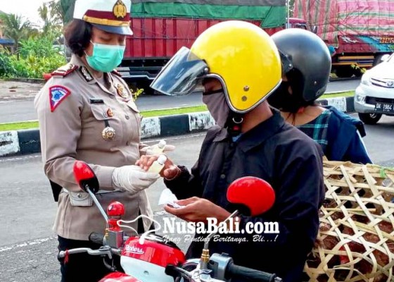 Nusabali.com - polres-gianyar-bagi-bagi-masker-dan-hand-sanitizer