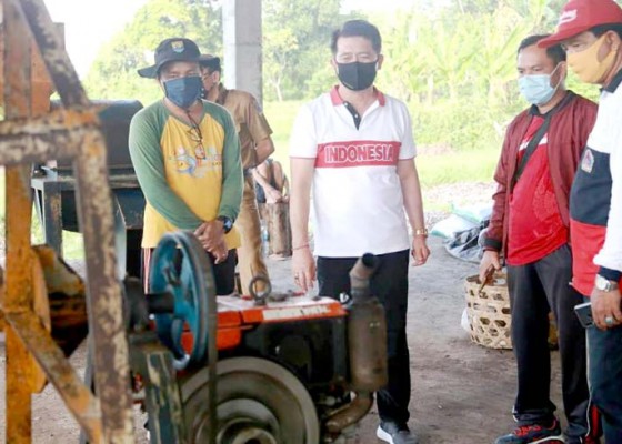 Nusabali.com - bupati-suwirta-atensi-pemilahan-sampah-plastik-di-toss-centre