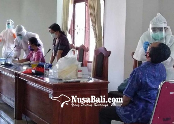 Nusabali.com - anggota-dan-staf-dprd-buleleng-tunggu-hasil-rapid-test