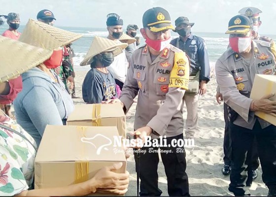 Nusabali.com - kapolres-badung-bagi-sembako-untuk-nelayan-canggu