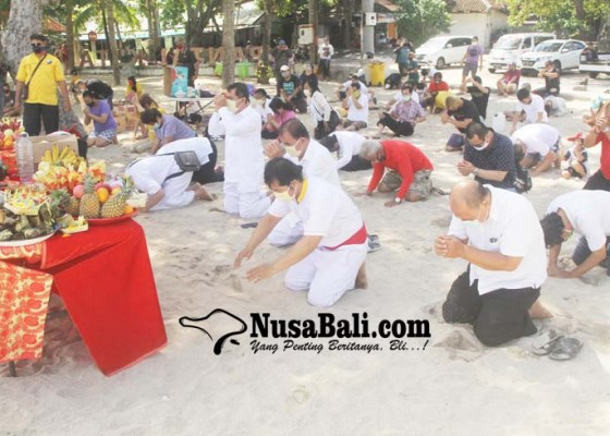 Nusabali.com - umat-dari-vihara-dharmayana-gelar-tradisi-peh-cun-di-pantai-kuta