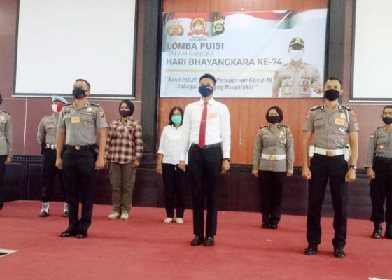 Nusabali.com - pelajar-polisi-hingga-bhayangkari-di-jembrana-unjuk-gigi-berpuisi