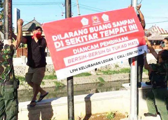 Nusabali.com - lpm-legian-pasang-spanduk-larangan-buang-sampah-di-tukad-mati