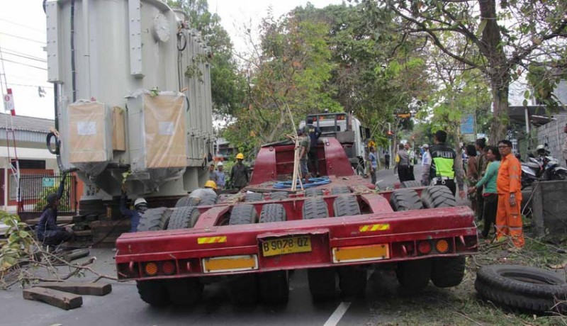 www.nusabali.com-pln-pindahkan-trafo-arus-lalulintas-ditutup-8-jam