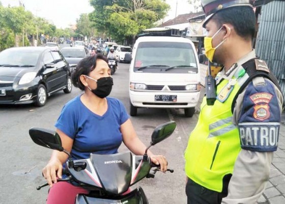 Nusabali.com - banyak-warga-taat-pakai-masker-tapi-tanpa-helm