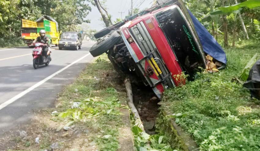 NUSABALI Com Rem Blong Truk Nyungsep Ke Got