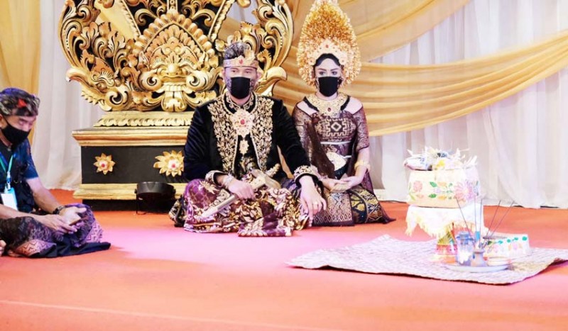 www.nusabali.com-30-pasang-pengantin-antri-pawiwahan-taman-prakerti-bhuana-beng