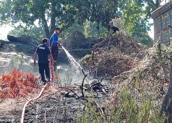 Nusabali.com - tumpukan-sampah-di-banjar-kubu-terbakar