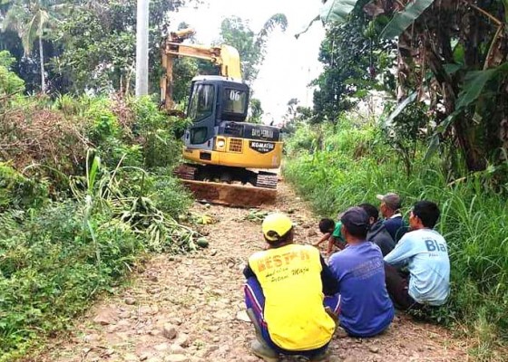 Nusabali.com - jalan-benyah-latig-warga-patungan-sewa-alat-berat