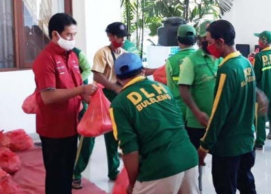 Nusabali.com - petugas-sampah-buleleng-dapat-bantuan-sembako