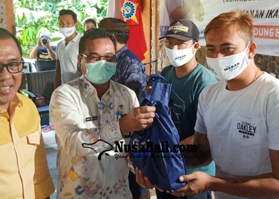 Nusabali.com - anggota-komisi-iv-dpr-ri-gelontor-bantuan-ikan