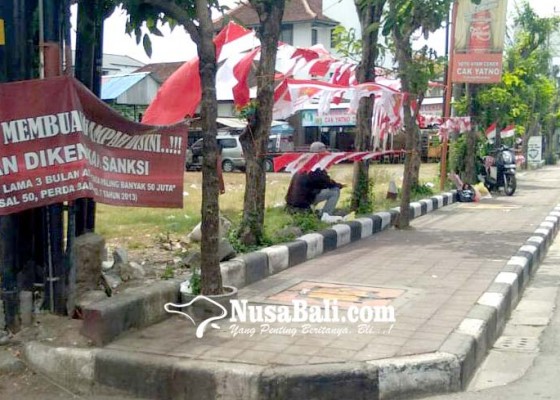 Nusabali.com - pedagang-bendera-berjualan-di-trotoar-satpol-pp-badung-beri-kelonggaran