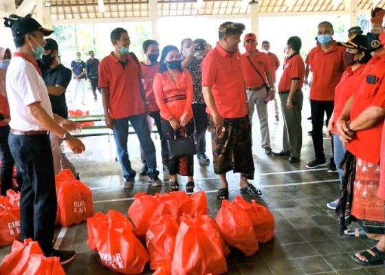 Nusabali.com - pemkab-gianyar-salurkan-3606-paket-sembako