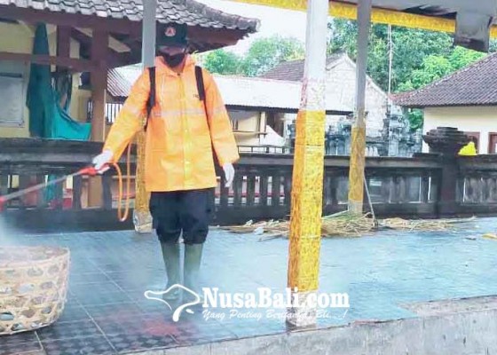 Nusabali.com - jelang-pujawali-bpbd-semprotkan-disinfektan-di-pura-jagatnatha