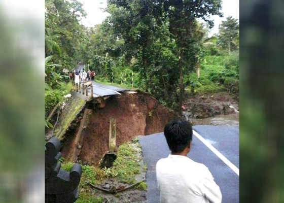 Nusabali.com - jembatan-pembatas-dua-desa-di-tabanan-mendadak-ambruk