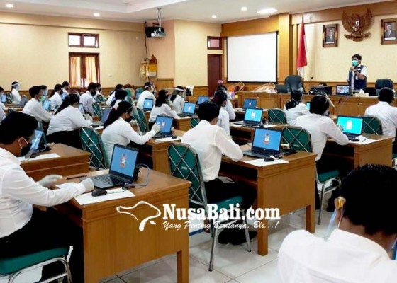 Nusabali.com - rapid-test-reaktif-8-peserta-cpns-jalani-tes-skb-di-ruang-khusus