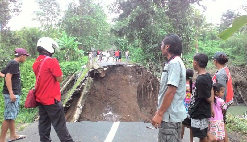 www.nusabali.com-pdip-minta-bangun-jalan-golkar-usul-jembatan-darurat