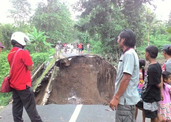 Nusabali.com - pdip-minta-bangun-jalan-golkar-usul-jembatan-darurat