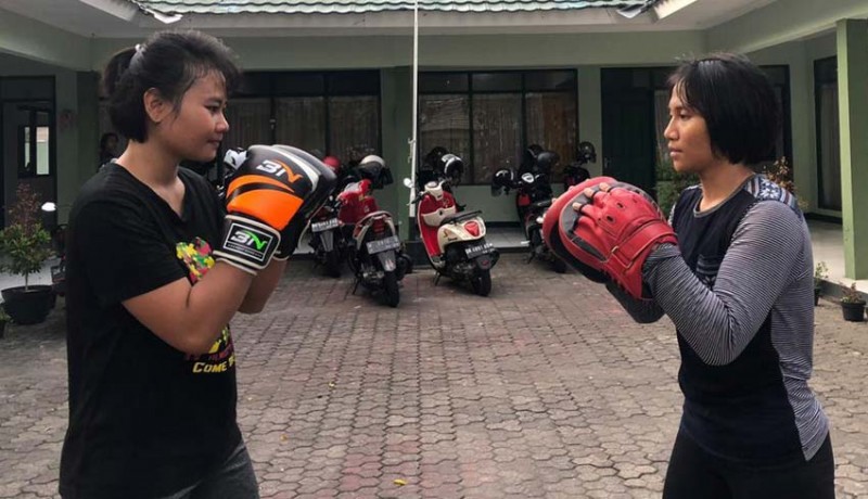 www.nusabali.com-anny-pandini-sparring-lawan-atlet-muay-thai