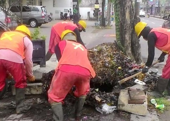 Nusabali.com - saluran-tersumbat-sampah-air-hujan-meluber-ke-jalan