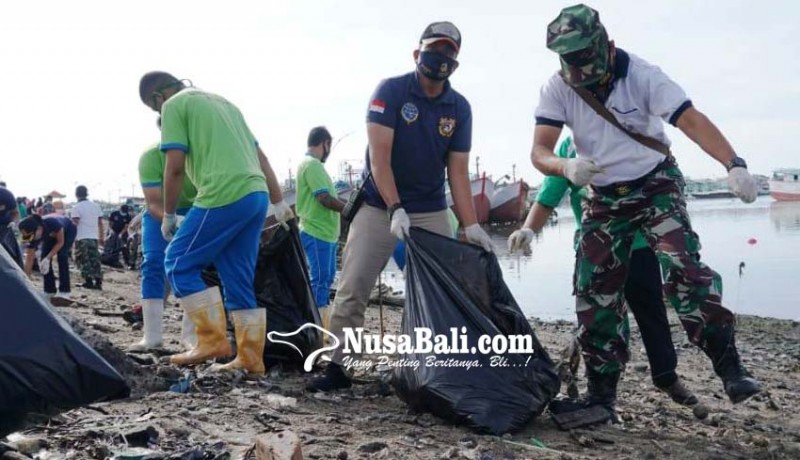 www.nusabali.com-gotong-royong-bersihkan-sampah-kiriman-di-pelabuhan-benoa