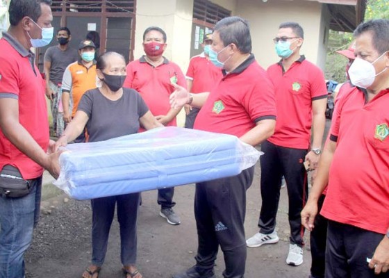 Nusabali.com - bupati-artha-bantu-warga-penyandang-disabilitas-dan-korban-longsor