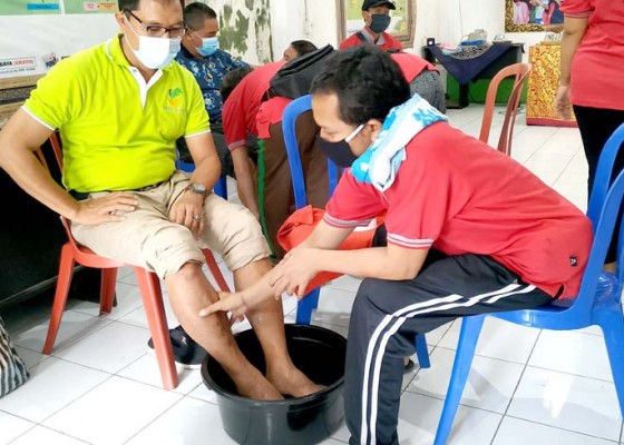 Nusabali.com - di-tengah-pandemi-disabilitas-sensorik-netra-dilatih-pijat-kaki