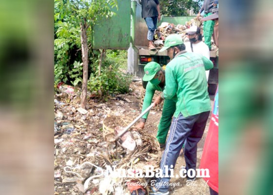 Nusabali.com - dlhk-tutup-tempat-pembuangan-sampah-liar-di-padanggalak