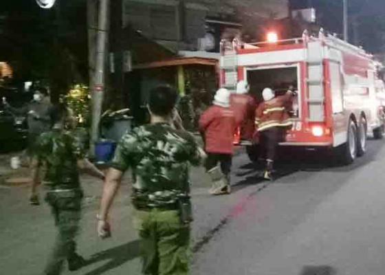 Nusabali.com - diduga-korsleting-listrik-dari-freezer-dapur-restoran-di-legian-terbakar