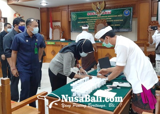 Nusabali.com - pegawai-pn-gianyar-dites-urine-4-berhalangan