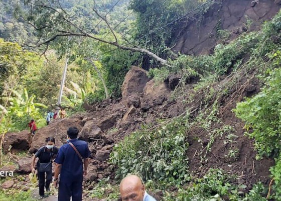 Nusabali.com - tebing-bebatuan-bukit-abah-longsor