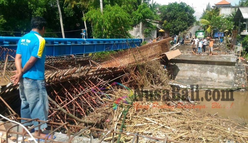 www.nusabali.com-konstruksi-jembatan-dihancurkan-banjir