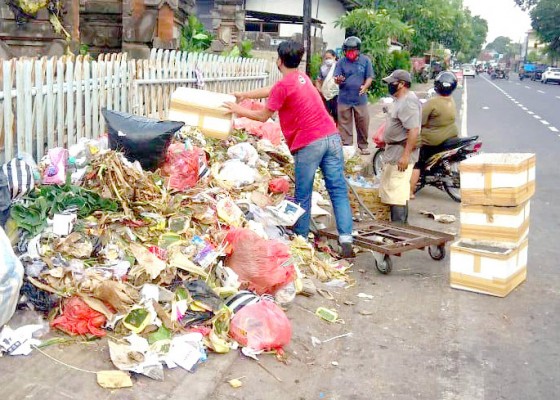 Nusabali.com - jalan-sutomo-jorok-sampah-menumpuk-di-trotoar